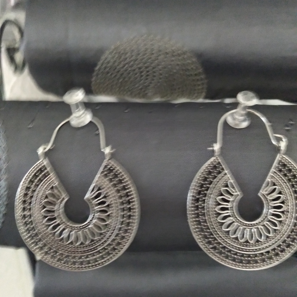 Earings - Picture 2 of 3